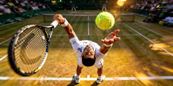 网球大满贯赛事中德约科维奇发球的专业动作特写